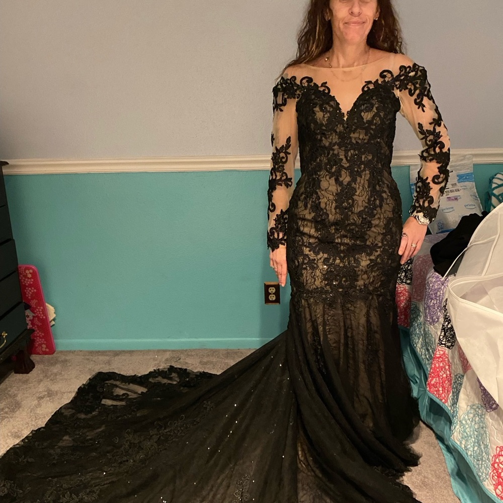 Sz 4 black wedding dress veil, petty coat to go with it absolutely stunning